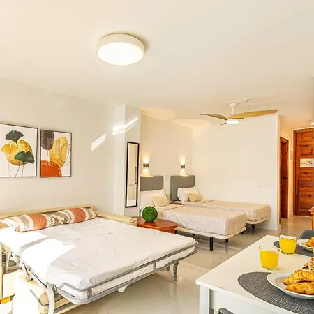 Americas - On The Golden Mile - As De Casas *